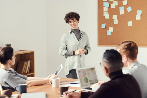 如何找外包客服