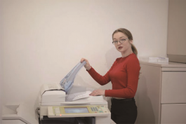 该怎么把打印机摆放在办公桌上？